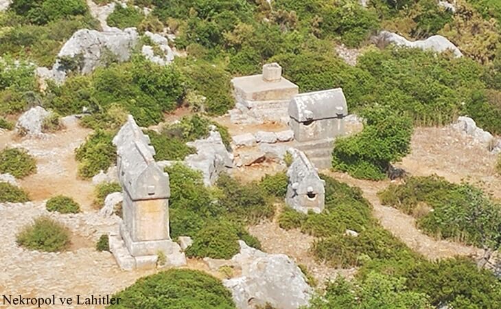 Kekova b&ouml;lgesinde ormanlık alana dağılmış Likya d&ouml;nemi lahitler ve nekropol kalıntıları