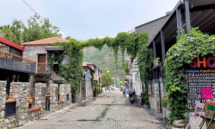 Marmaris Barlar Sokağı’nda taş binalar, sarmaşıklarla kaplı kemer ve yürüyüş yolu