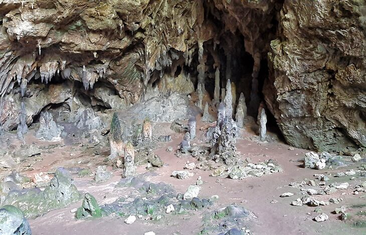 Marmaris Cennet Adası’ndaki Nimara Mağarası içi ve sarkıt-dikit oluşumları
