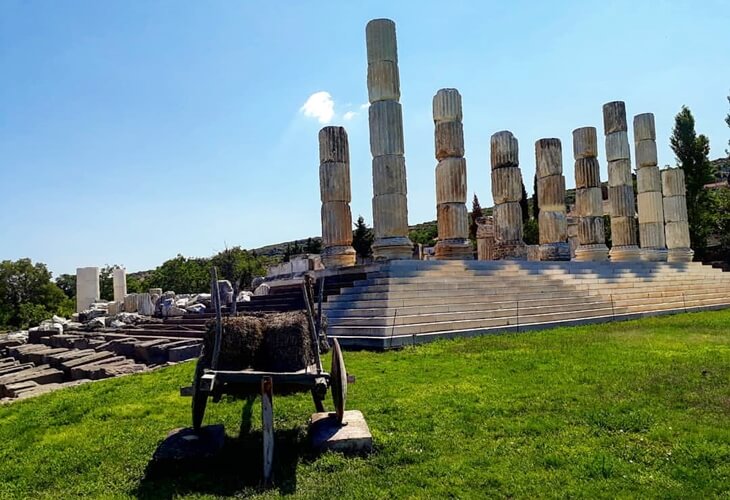 G&uuml;lpınar&rsquo;daki Apollon Smintheus Tapınağı&rsquo;nın dikili s&uuml;tunları ve mermer basamaklar
