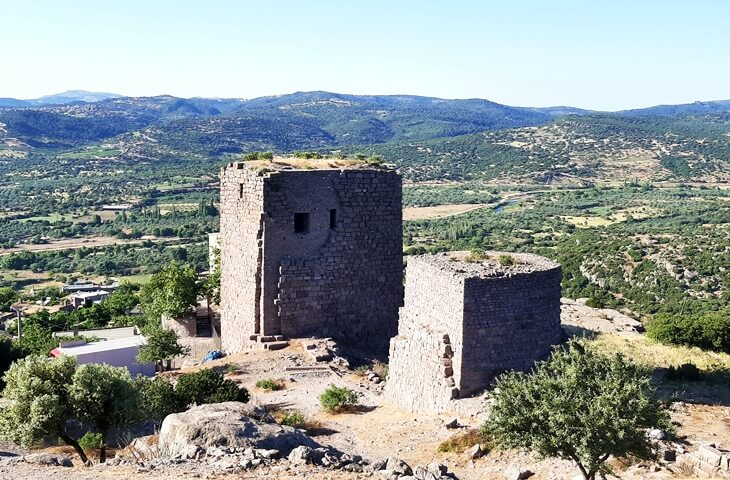 Assos&rsquo;ta akropolis eteklerinde andezit taşlardan &ouml;r&uuml;l&uuml; sur kuleleri ve vadi manzarası