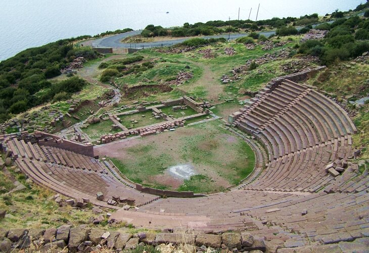 Assos Hellenistik tiyatro; denize bakan yama&ccedil;ta yarım daire cavea ve orkestra &ndash; Behramkale, &Ccedil;anakkale