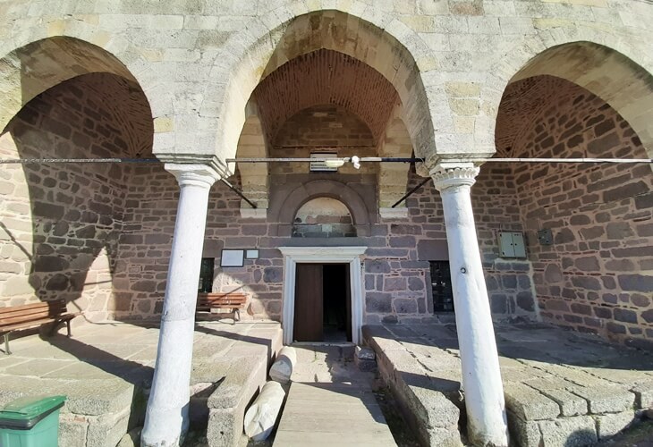 Behramkale&rsquo;de H&uuml;davendigar Camii&rsquo;nin kemerli giriş cephesi ve mermer s&uuml;tunlar