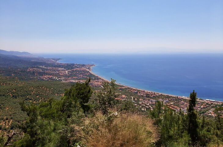 Kazdağları Zeus Altarı&rsquo;ndan Edremit K&ouml;rfezi panoraması, zeytinlikler ve sahil şeridi manzarası &ndash; &Ccedil;anakkale