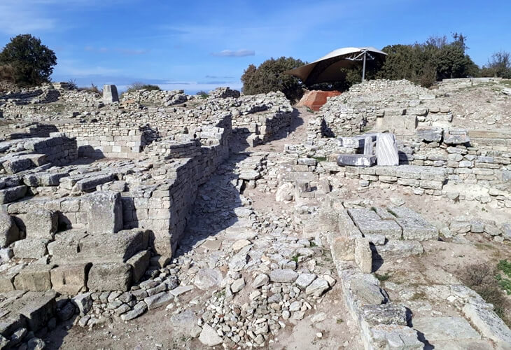 Troya Antik Kenti’nde yer alan Bouleuterion ve çevresindeki taş yapılar, antik kentteki yönetimsel ve kamusal alanları yansıtır.