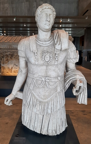 Roma İmparatoru Hadrian’ın zırhlı heykeli, Troya Müzesi