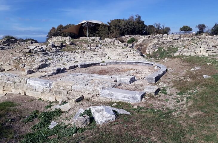 Troya Antik Kenti'nde yer alan Bouleuterion, yarım daire planlı oturma sıralarıyla antik dönemdeki siyasi toplantıların yapıldığı meclis binası.