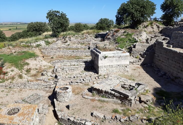 Troya Antik Kenti'ndeki kutsal alan; sunaklar, tapınak kalıntıları ve ritüel yapılarıyla antik dönemin dini atmosferini yansıtır.